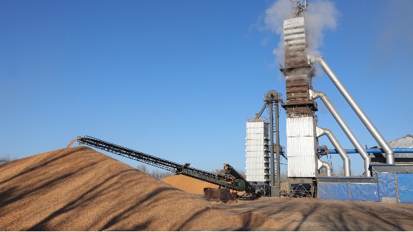 烘糧噸成本降至28元！300噸烘干塔用上秸稈直燃熱風(fēng)爐，相比燃煤一天節(jié)省一萬六！